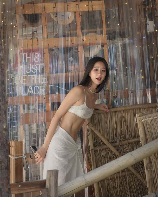 แพรว เฌอมาวีร์ เสิร์ฟทูพีซ แชะภาพริมทะเลที่ภูเก็ต