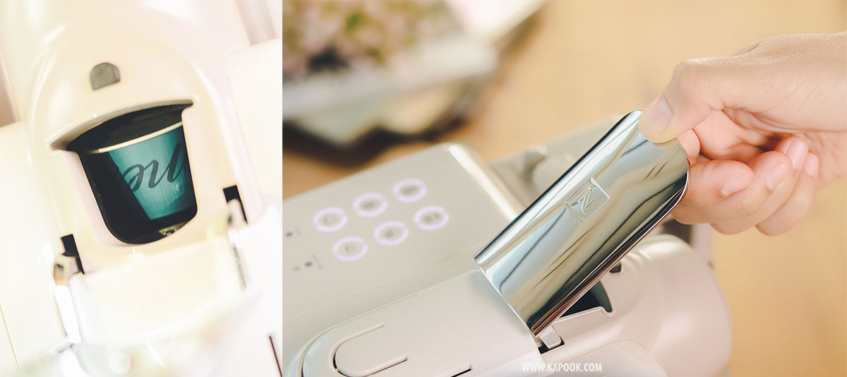 ใส่กาแฟแคปซูล Nespresso Capsule เข้าไปในเครื่องNespresso Capsule และปิดฝาเครื่องชงกาแฟ