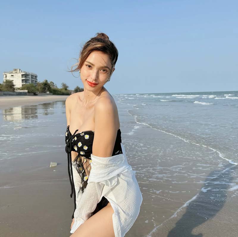 อุ้ม ลักขณา นุ่งทูพีซแชะภาพริมหาดชะอำ สวยเซี้ยะขึ้นเป็นกอง