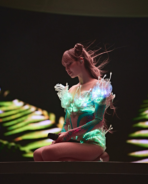 ลิซ่า BLACKPINK ปังไม่หยุด กับ 3 ลุคที่ถูกยกเป็นชุดที่ดีที่สุดบนเวที Coachella 2025