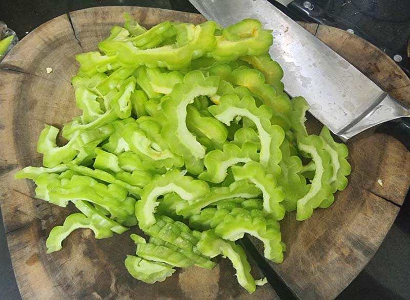 มะระผัดไข่กุ้งสด กุ้งกระเทียมผัดไข่