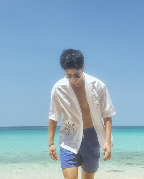 เสื้อผ้าหน้าร้อนผู้ชาย 15 ไอเดียแต่งตัวเท่ ๆ สไตล์คนดัง ใส่สบายรับซัมเมอร์