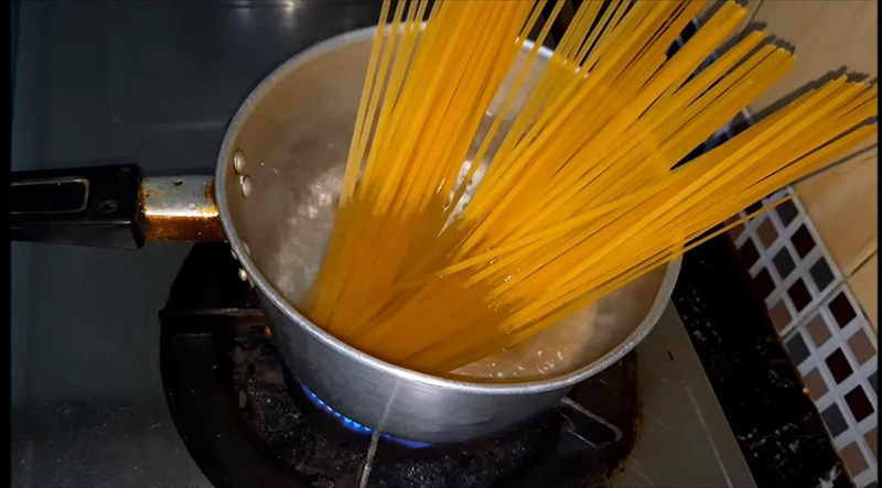 สปาเกตตีซอสต้มข่าไก่