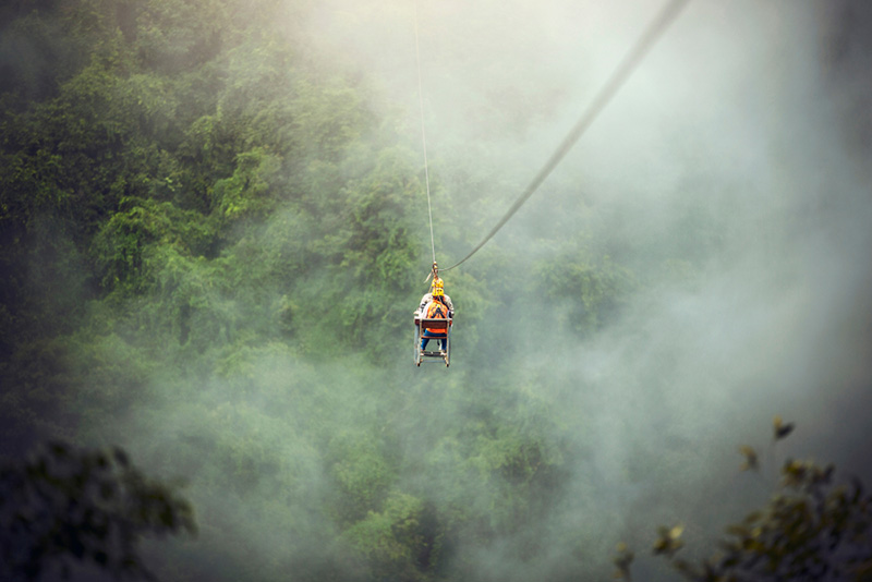 การโหนซิปไลน์ข้ามน้ำตก เที่ยวลาว