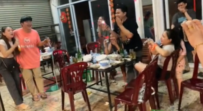 ร้องข้ามกำแพง