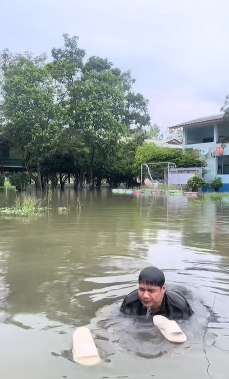 โรงเรียนน้ำท่วม