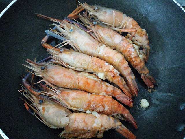กุ้งอบเนยกระเทียม