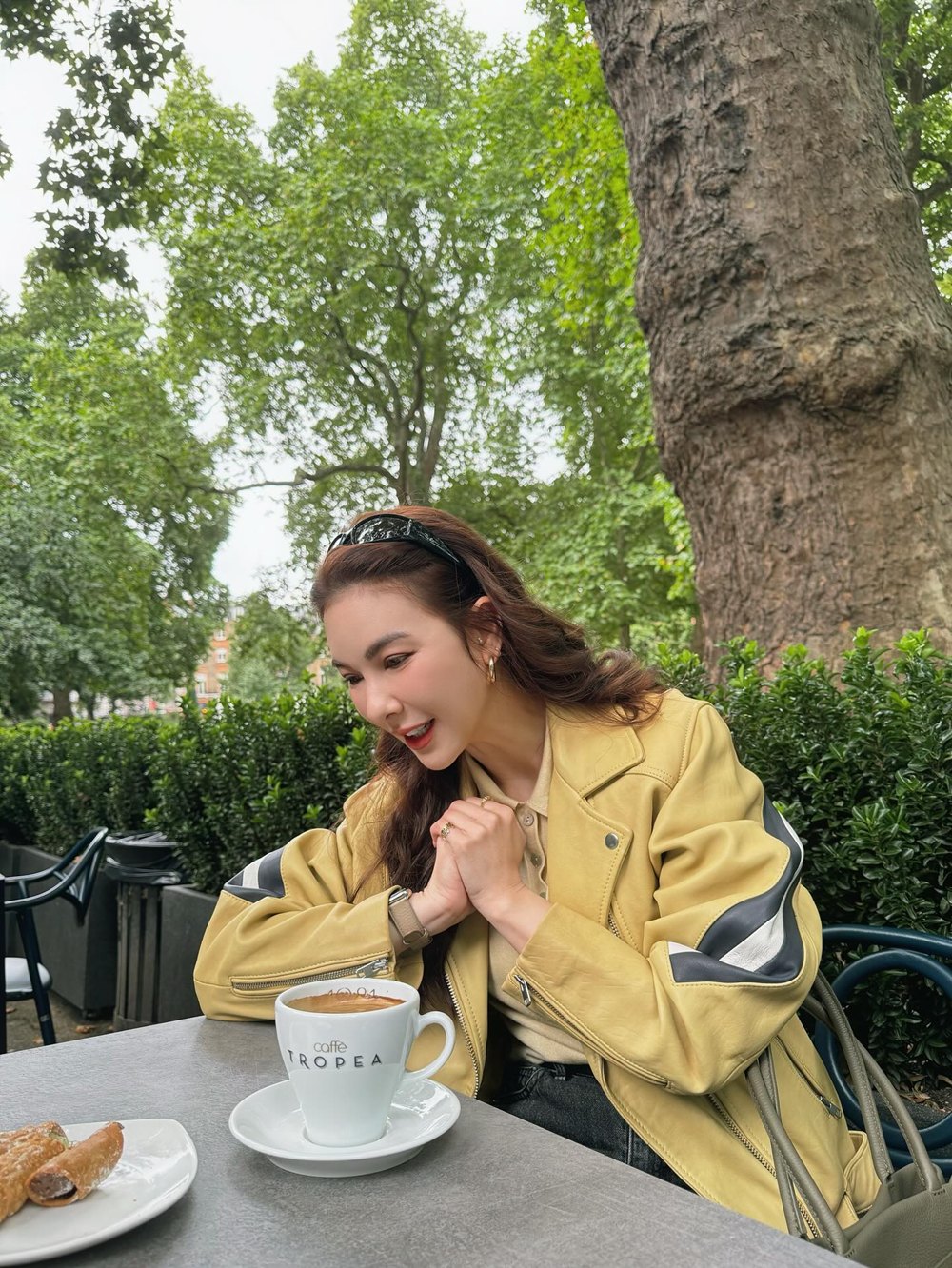 โบว์ เบญจวรรณ เดินป่าในยุโรป โชว์รองเท้าคู่ คนจับตาเปิดตัวแฟนใหม่