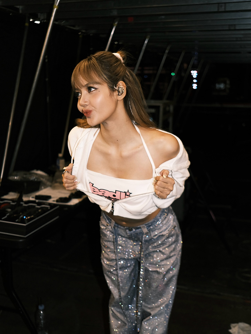 ลิซ่า ทำฮือฮา โพสต์ภาพกัดแขนปริศนา 