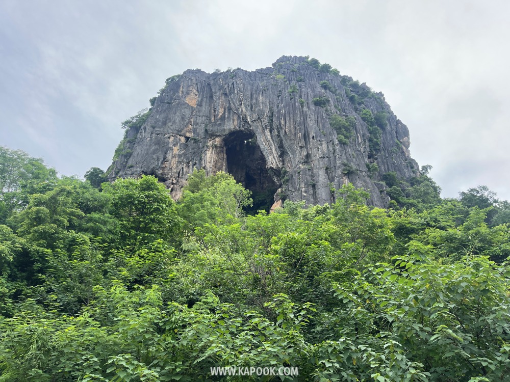 ภูเขาแกรนิต ด้านล่างถ้ำผาเจาะ