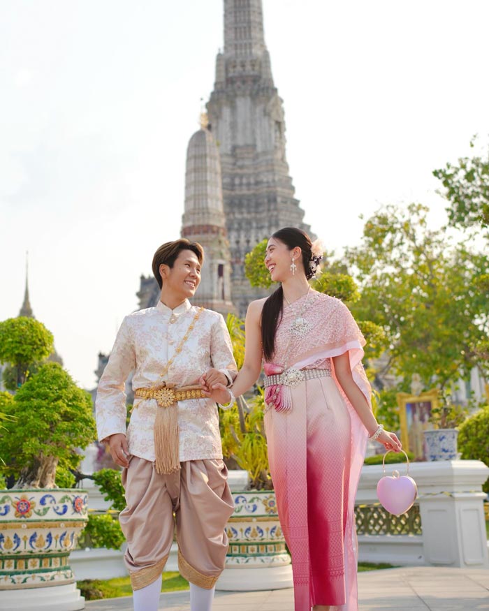 น้องเทนนิส จูเนียร์ ควงคู่หวานสวมชุดไทยถ่ายรูปที่วัดอรุณฯ
