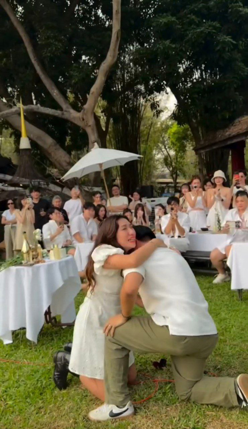 เปอติ๊ด คุกเข่าขอแฟนหนุ่มแต่งงาน