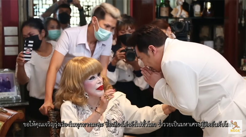 ไฮโซสุมณี ถอดแหวนจากนิ้วให้ มดดำ