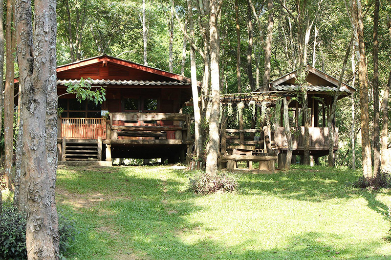 บ้านพักหลังใหญ่ สถานีควบคุมไฟป่าบ้านไร่ ที่พักแก่นมะกรูด