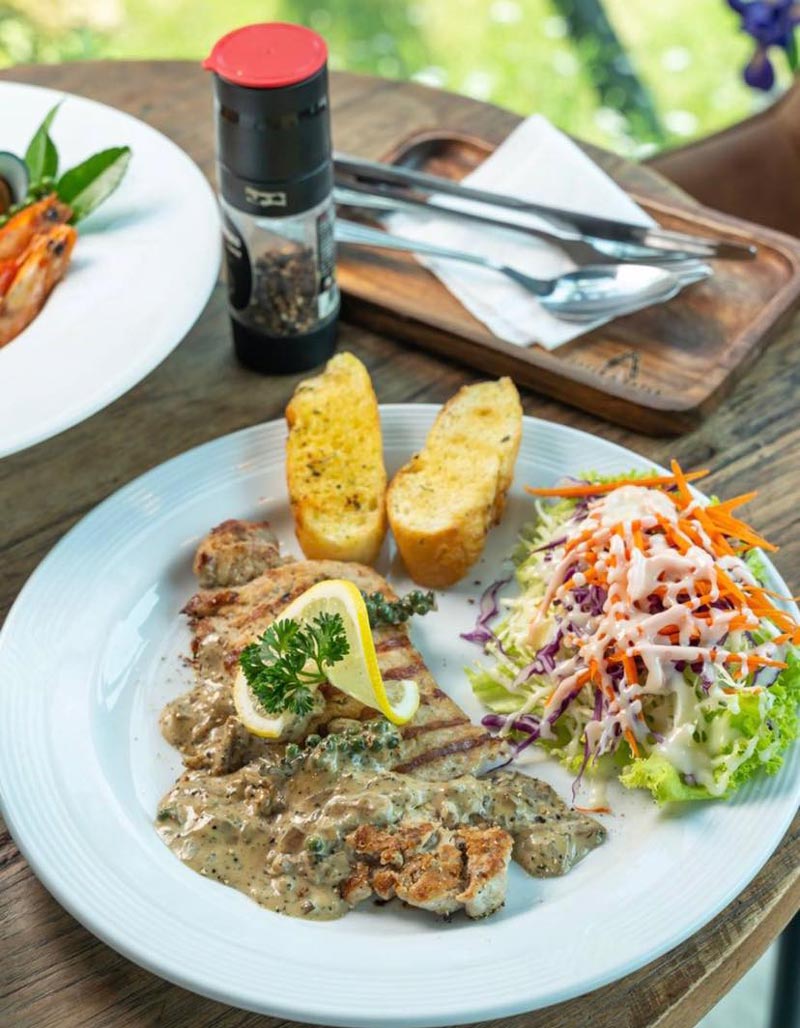 คาเฟ่ในสวนยาง