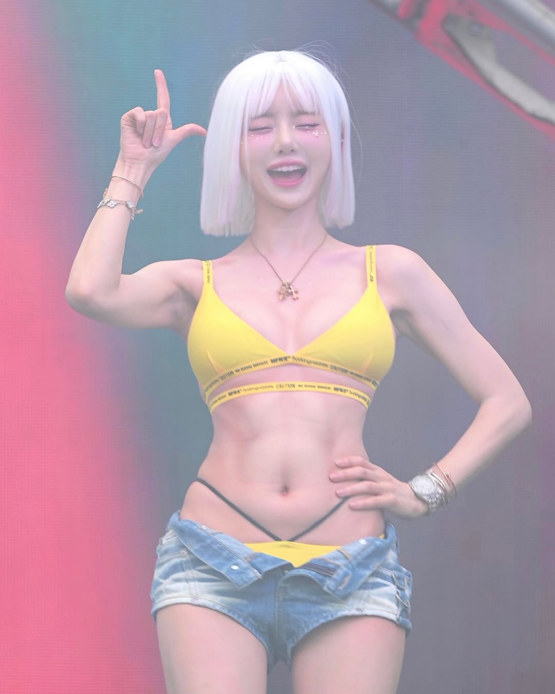 ดีเจโซดา ลุคใหม่สายฝอ นุ่งสั้นทำผมสีขาว