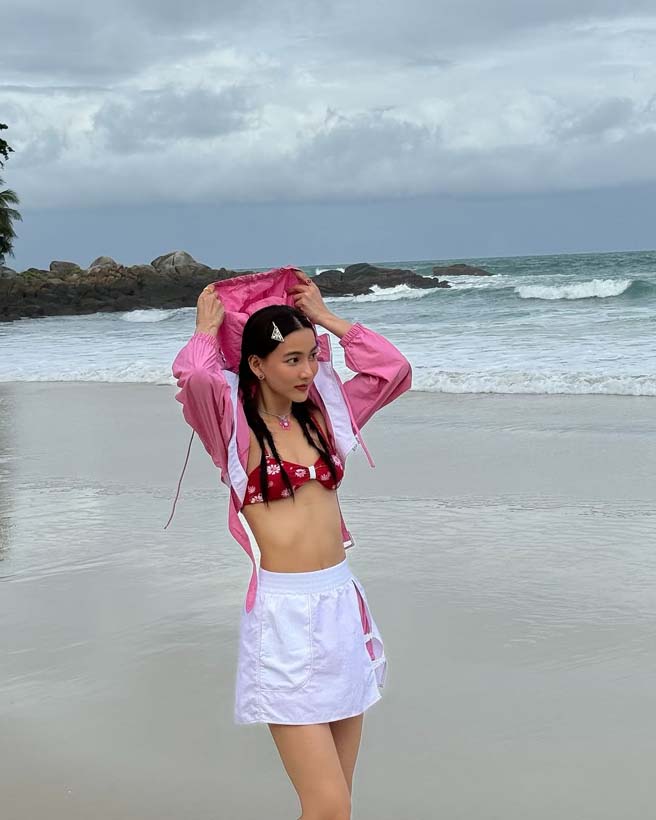 กรีน อัษฎาพร นุ่งทูพีซสีแดงตัวเก่ง ปล่อยอารมณ์ชิล ๆ ริมหาด