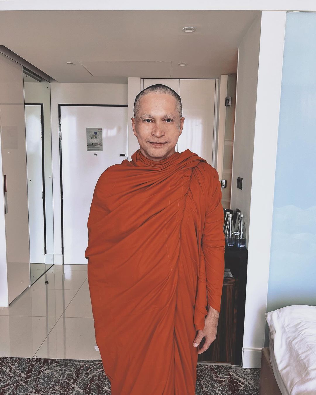 จอนนี่ แอนโฟเน สึกแล้ว