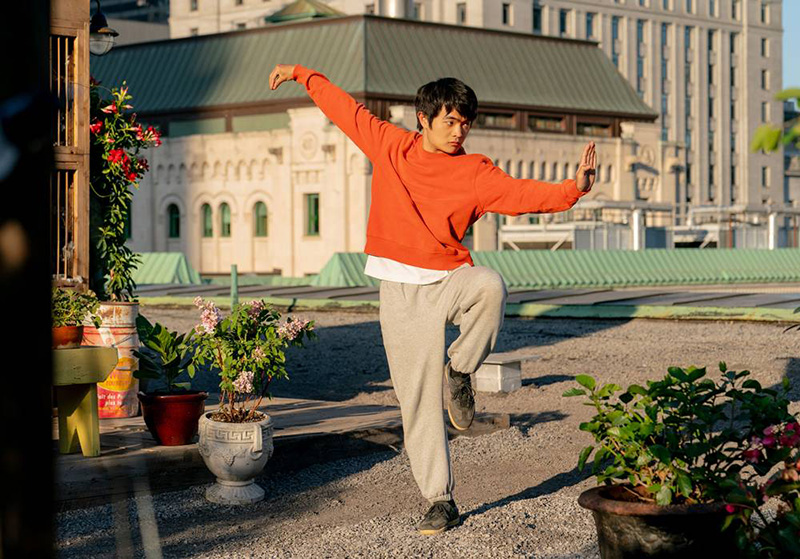 นักสู้หนุ่ม ลี ฟง เตรียมพร้อมสำหรับการแข่งขันคาราเต้