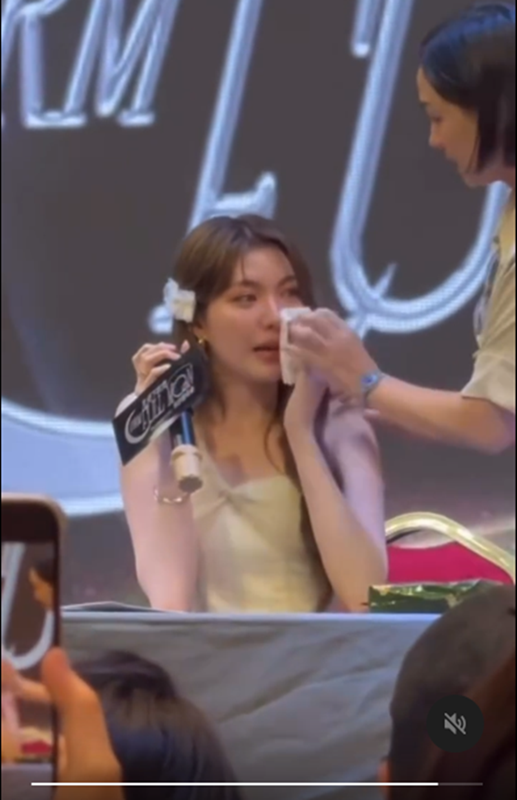 ดราม่า ออม กรณ์นภัส ร้องไห้ในงานที่จีน