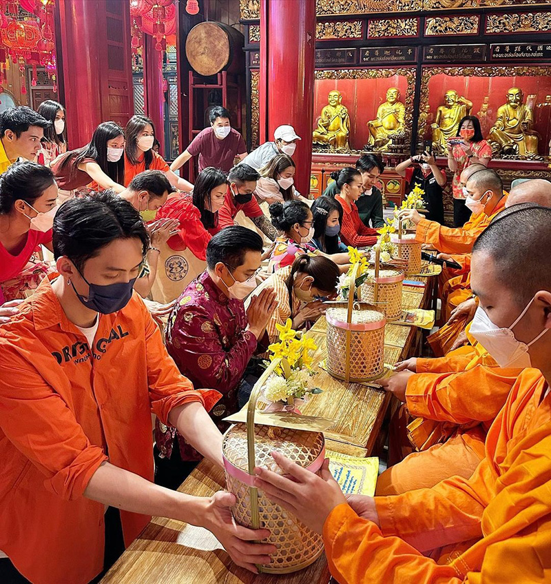 อั้ม พัชราภา แท็กทีม หมอช้าง และแก๊งเพื่อน ทำบุญแก้ชง 