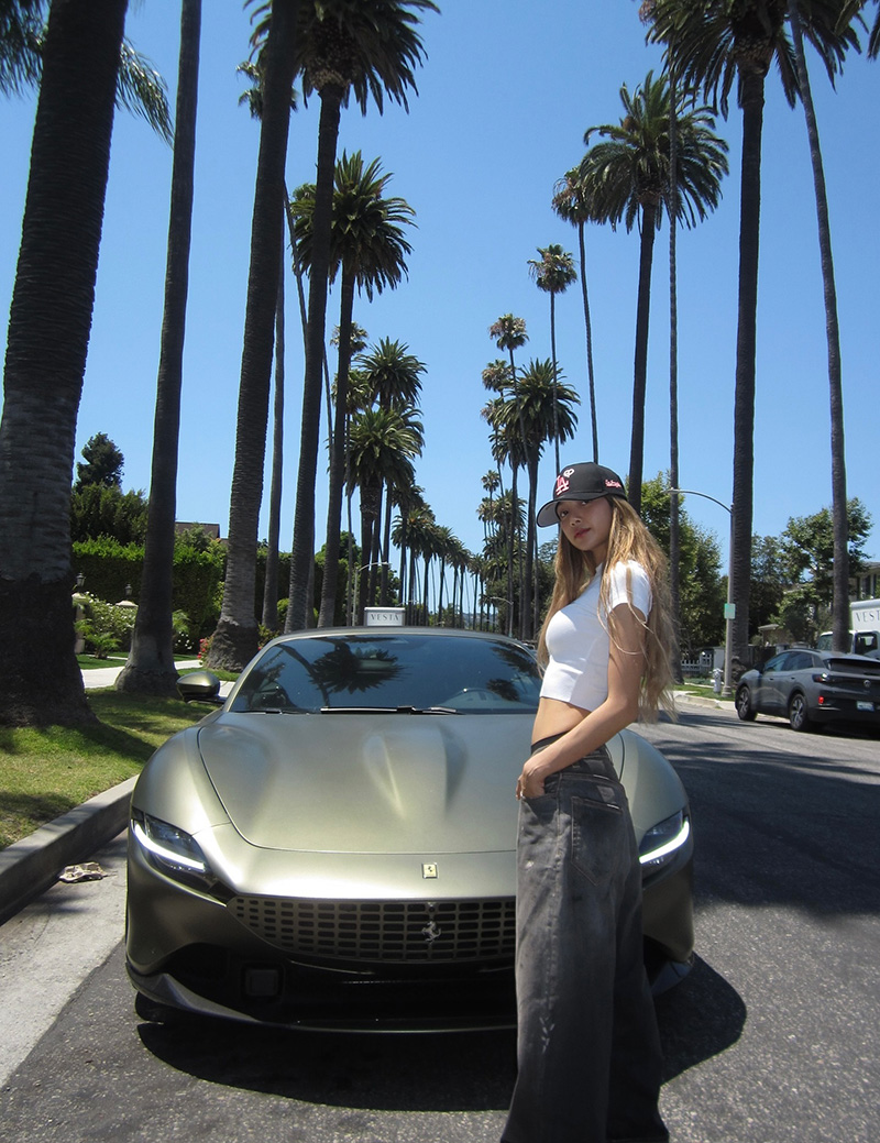 ลิซ่า BLACKPINK อวดโฉม Ferrari คันใหม่