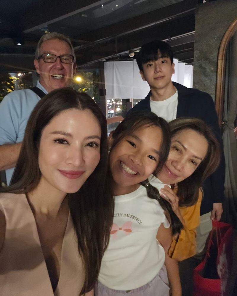แอฟ พา นนกุล เปิดตัวกับครอบครัว