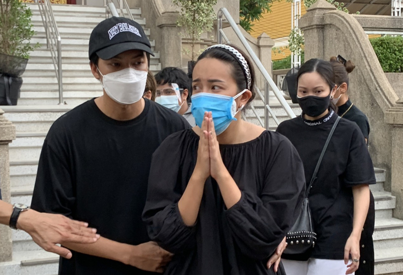 น้าค่อม ชวนชื่น