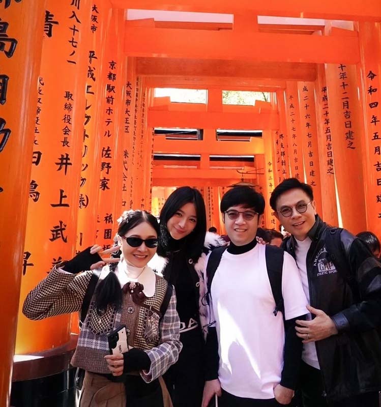  หมู ดิลก พร้อมภรรยาและลูก ๆ