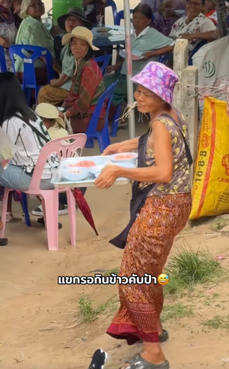 เสิร์ฟอาหาร