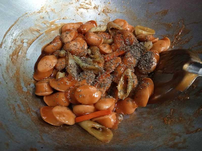 สูตรไส้กรอกผัดซอสมะเขือเทศ