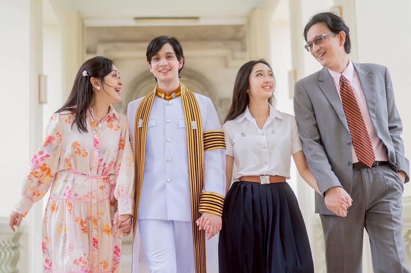 น้องเน็ต ลูกชาย น็อต-กวาง เป็นตัวแทนบัณฑิต ทูลเกล้าฯ ถวายพวงมาลัย กรมสมเด็จพระเทพฯ