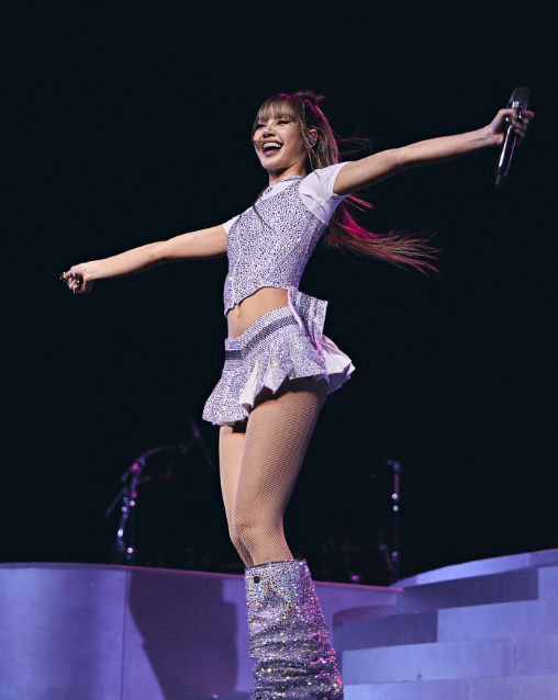 ลิซ่า BLACKPINK ปังไม่หยุด กับ 3 ลุคที่ถูกยกเป็นชุดที่ดีที่สุดบนเวที Coachella 2025