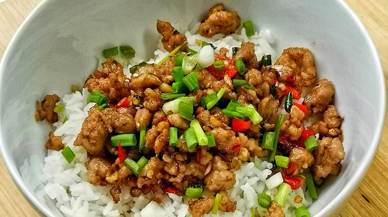 ข้าวหมูสับคั่วพริกกระเทียม