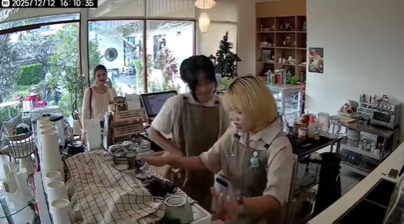 พนักงานคาเฟ่