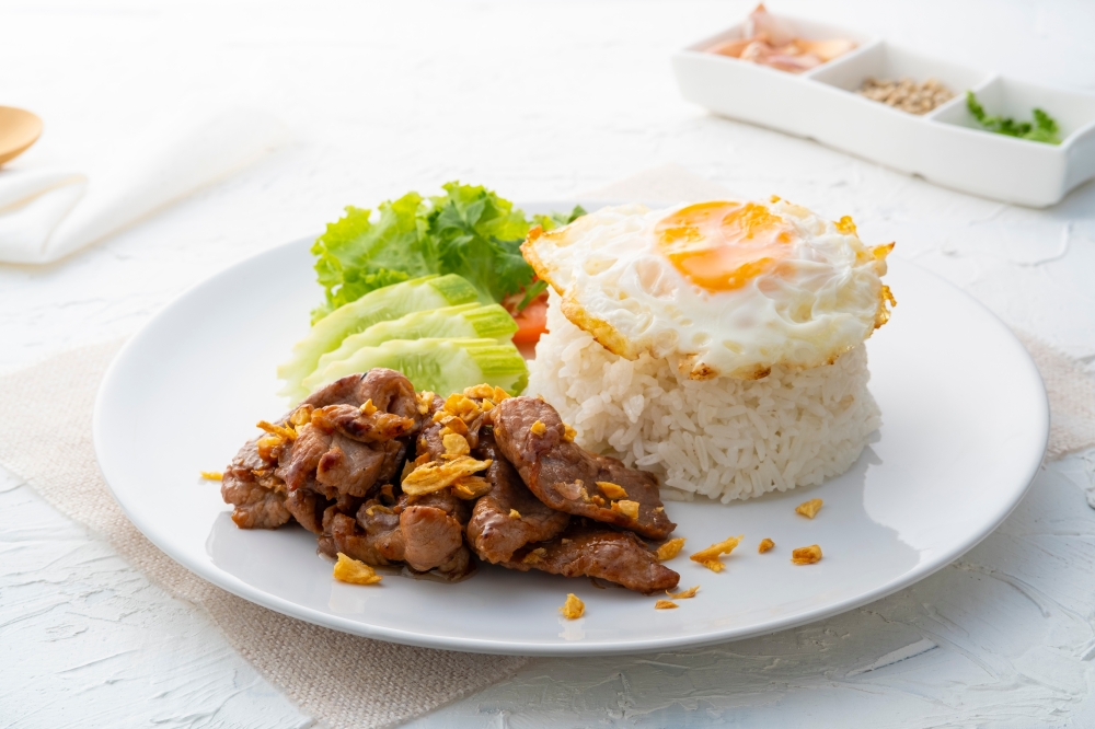 หมูกระเทียมพริกไทยราดข้าว