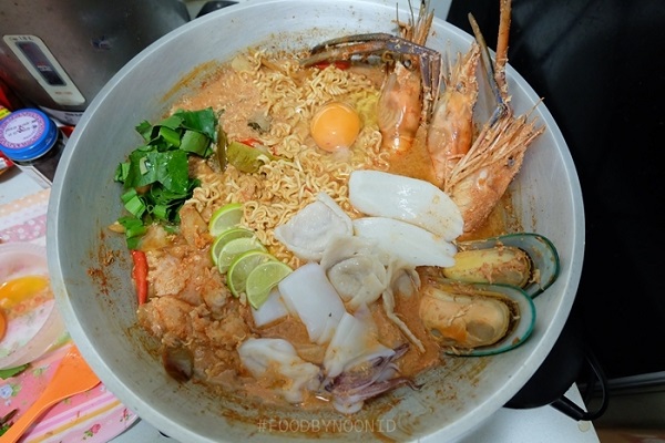 มาม่าต้มยำมันกุ้งหม้อไฟ 