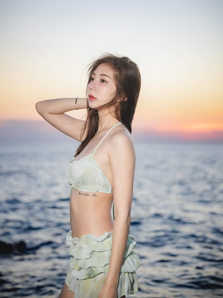 น้ำฝน ปริตา ดารา 7 สี ใส่ทูพีซเซ็กซี่ แชะภาพริมทะเล