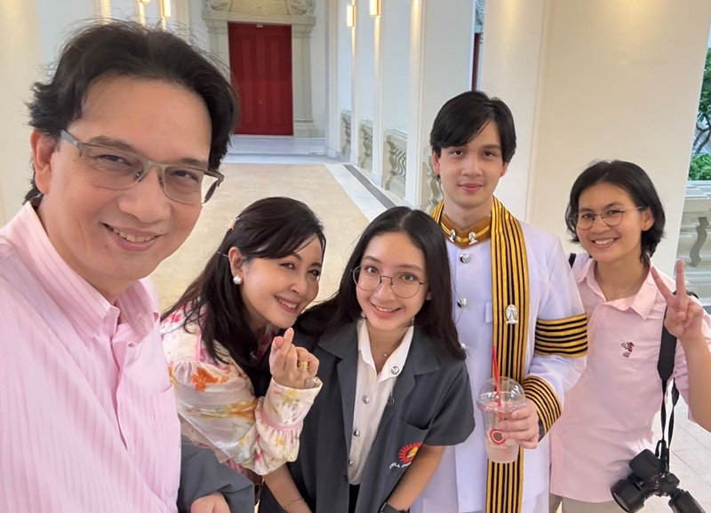 น้องเน็ต ลูกชาย น็อต-กวาง เป็นตัวแทนบัณฑิต ทูลเกล้าฯ ถวายพวงมาลัย กรมสมเด็จพระเทพฯ