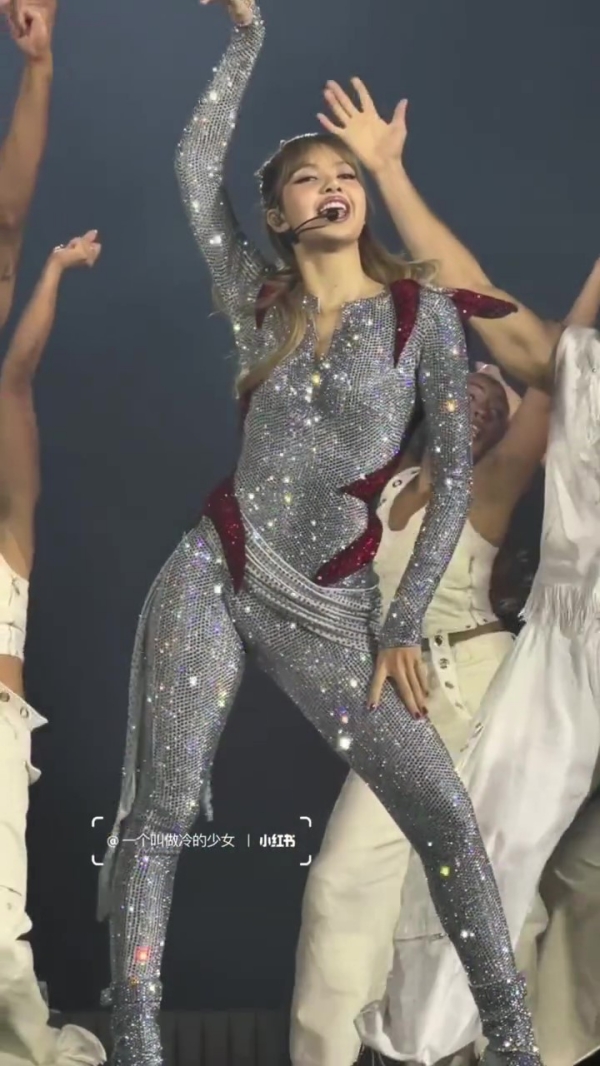 ชุด ลิซ่า ใส่ขึ้นคอนเสิร์ต BLACKPINK WORLD TOUR