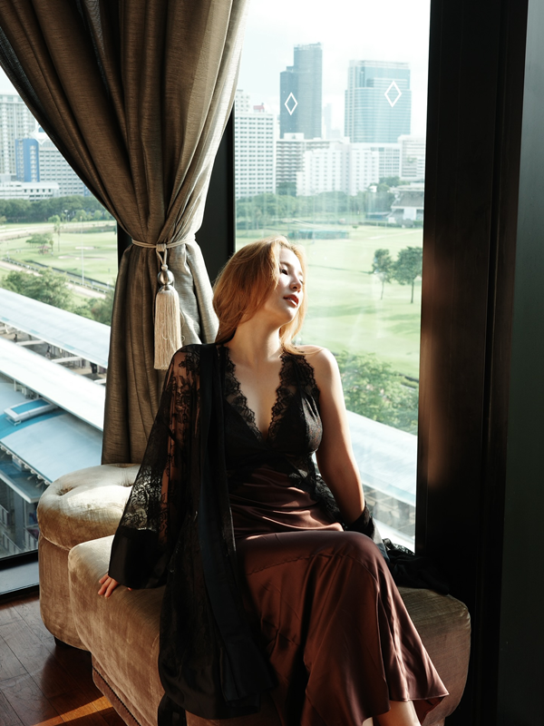 อรอุ๋ง เคลื่อนไหวล่าสุด จิบ Afternoon Tea แบรนด์ดัง