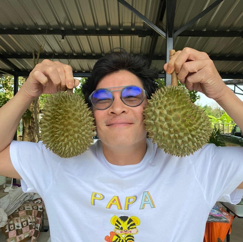 ชาคริต แย้มนาม