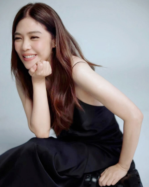 ดาว พอฤทัย กับ 15 ลุคแฟชั่นเริด ๆ ในวัย 52 กะรัต สวยแซ่บ ไม่ธรรมดา