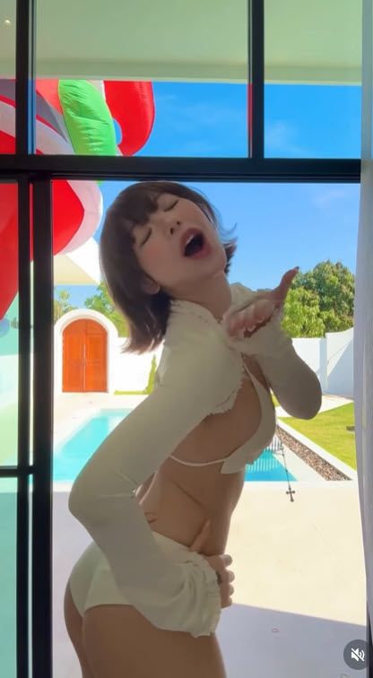 พลอยชมพู ทรงผมสั้นลุคใหม่