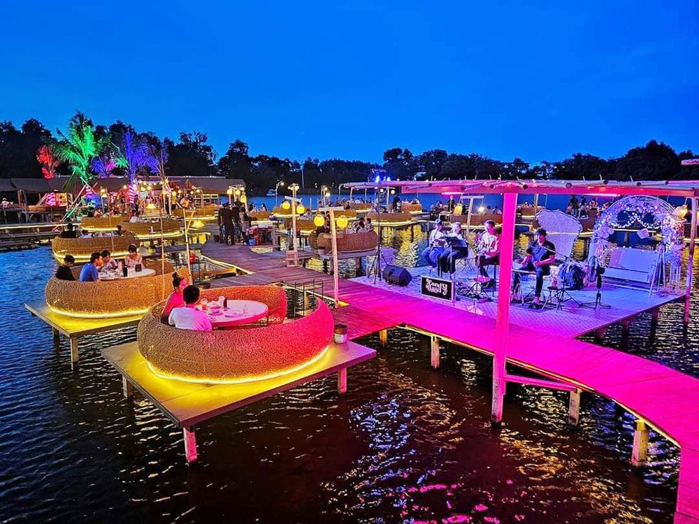 ดนตรีสดที่ร้าน Beachy Cafe