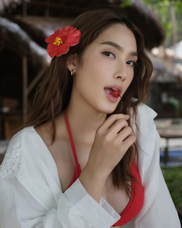 ฮาน่า ลีวิส สาดซีนแซ่บ อวดหุ่นเผ็ดไฟลุก ด้วยชุดบิกินี่สีแดงสด