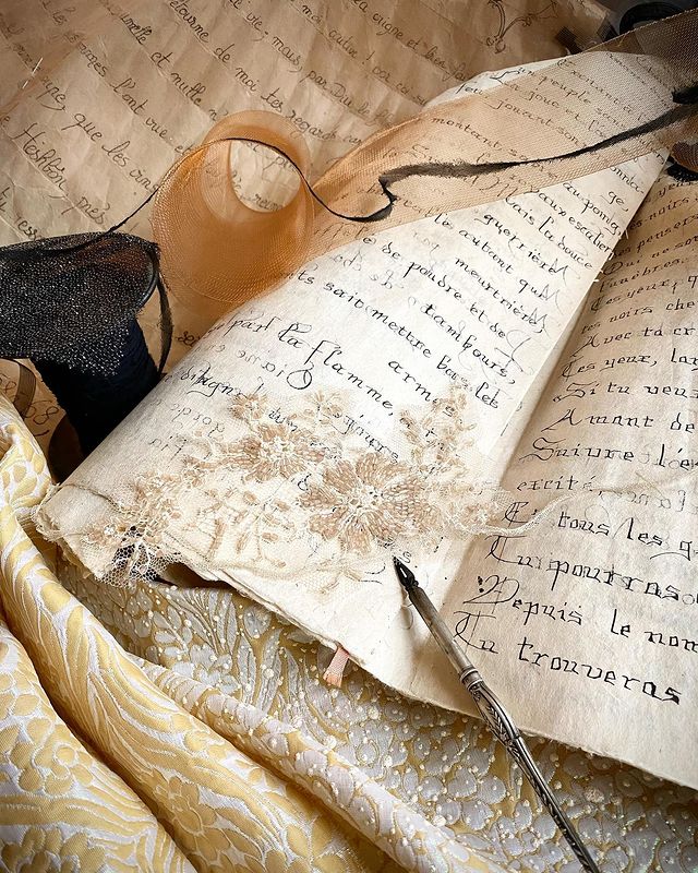 ชุดราตรีจากกระดาษหนังสือ