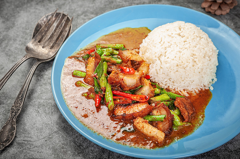 หมูกรอบผัดพริกแกง
