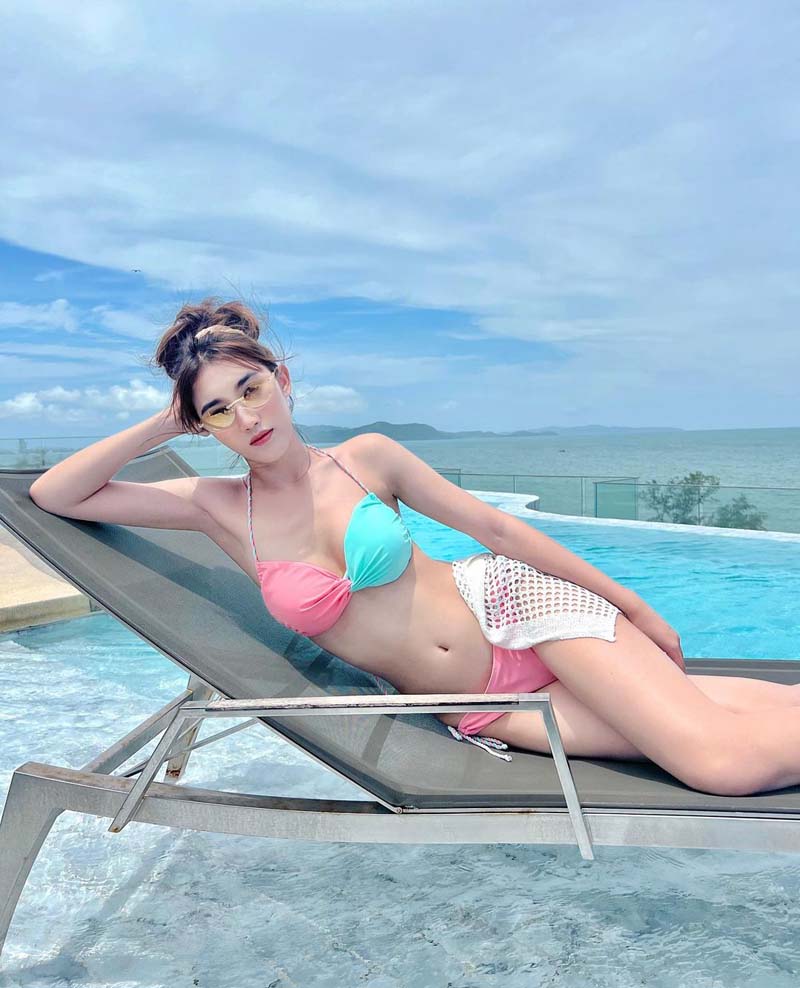 เบส รักษ์วนีย์ ชุดว่ายน้ำ