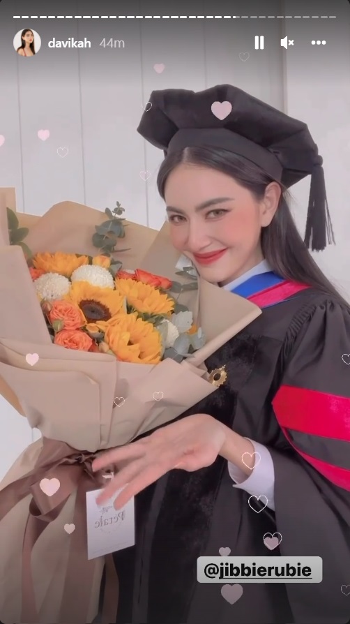 ใหม่ ดาวิกา เต๋อ ฉันทวิชช์ ดารารับปริญญา